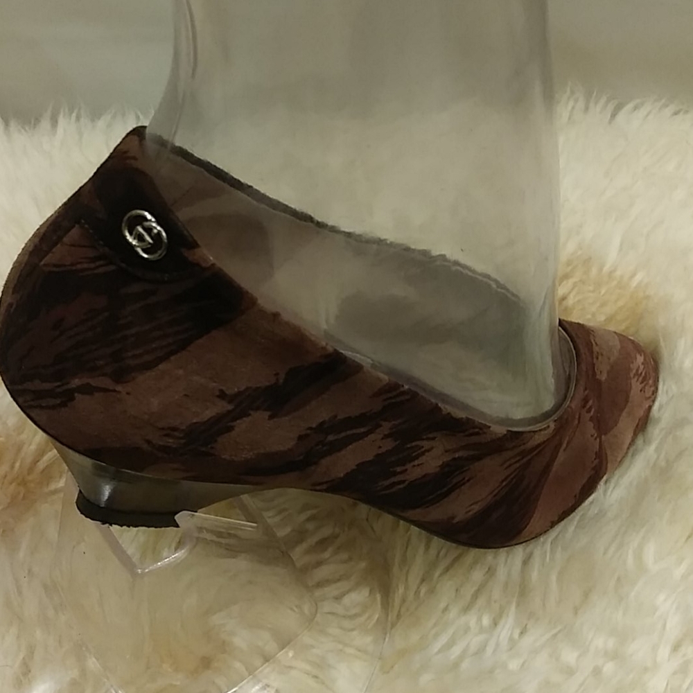 GUCCI SUEDE PUMP SIZE 38.5 (8.5)